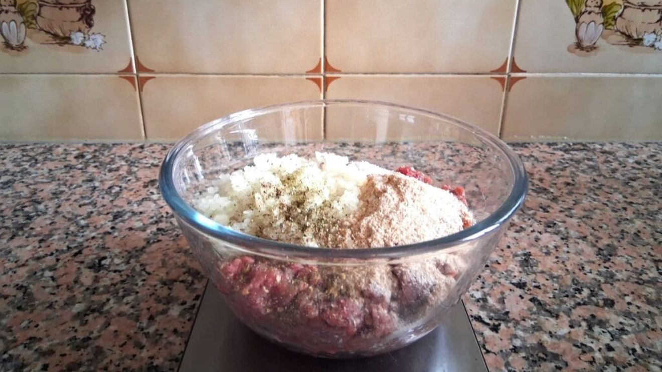 FOTO | E foarte simplu să prepari hamburgeri acasă. Ce e obligatoriu de adăugat în compoziția de carne și cum le dai formă