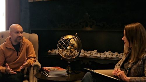 VIDEO | „Dialoguri pe toate gusturile” | Comediantul Cristi Popesco face research nu doar când scrie glume, ci și când pleacă în turnee: „Sunt responsabil cu restaurantele. Citesc recenzii, mă uit la poze. Îmi place să fie o experiență”