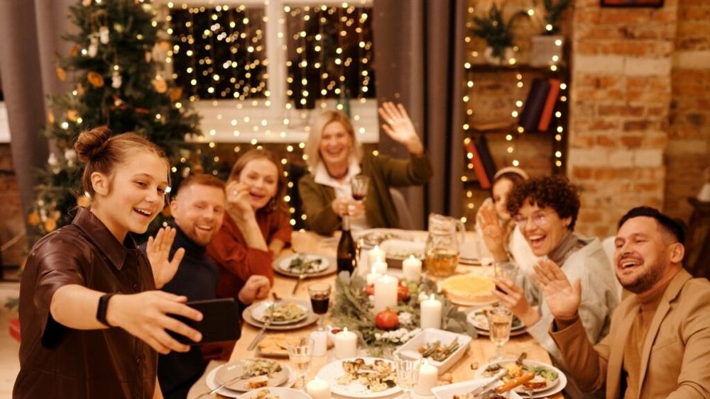 Crăciunul vine cu mese îmbelșugate/ Un gastroenterolog te învață cum să deosebești senzația de „stomac foarte plin” de unele simptome ce pot semnala un cancer de colon