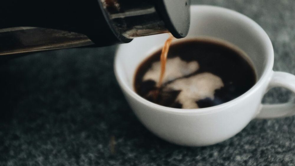 Trucul simplu care poate face cafeaua mai gustoasă, potrivit fizicienilor / Totul ține de modul în care torni apa