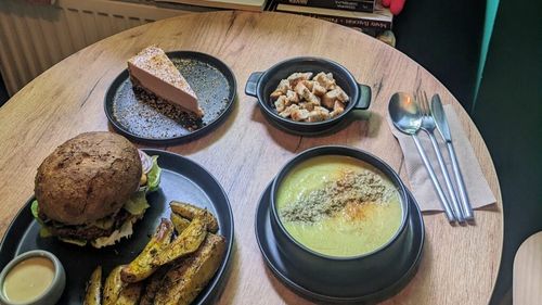 Bistro social cu hrana vegană, deschis în pandemie. O mică afacere pornită cu fonduri europene, acum e „pe picioarele ei”, deși nimeni nu-i dădea nicio șansă