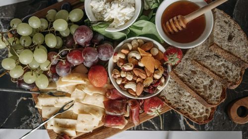 Durerile musculare pot fi calmate în mod natural/ Este nevoie doar să mănânci frecvent pâine integrală, brânză de vaci, leguminoase, pepene și semințe de in și chia