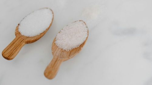 Cum te poate ajuta sarea de mare să scapi de efectele neplăcute ale insolației / Ai nevoie doar de un pahar cu apă și puțină sare de mare