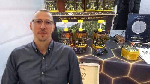 Cum îți dai seama dacă mierea nu este naturală? Ioan Cosmin Herța (apicultor): „Este foarte greu să o recunoști! Trebuie să miroasă a salivă, nu a flori. Coloranții și aromele aduc un miros frumos, parfumat”