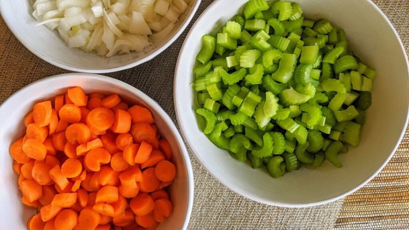 ABC în bucătărie. Cum se prepară cea mai simplă bază aromatică mirepoix, utilă în mare majoritate a preparatelor. Ce alte fonduri aromatice se mai folosesc