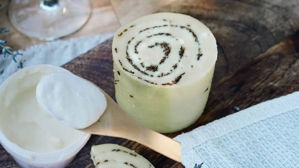 FERMIER CU VALOARE ADĂUGATĂ | De la vaci Jersey la brânzeturi artizanale / Ferma „Zarița”, botezată după celebra piesă a lui Mihai Mărgineanu / Artistul român este acționar în cadrul firmei: „El susține mâncarea naturală și tinerii fermieri”