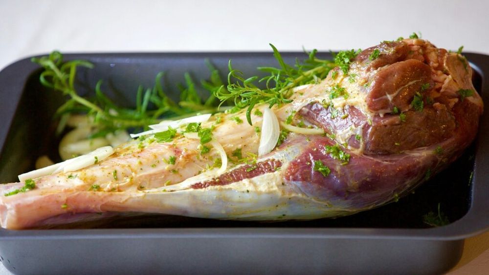 ”Am 57 de ani și nu-mi amintesc să fi sărbătorit 15 august fără miel” / Grecia importă masiv şi mai scump carne de miel din România / Măsurile restrictive s-au prelungit până pe 19 august din cauza pestei micilor rumegătoare