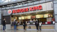 Burger King a adoptat inteligența artificială nu doar pentru procesul de producție, ci și pentru a asculta angajații/ Monitorizarea constantă ar putea crea presiune asupra acestora