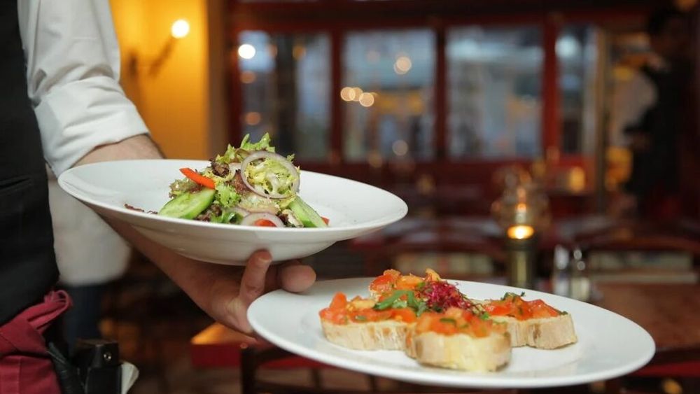 A fost lansată aplicaţia „Ospătar la Distanţă” pentru a suplini lipsa de personal din restaurante. Pentru început va fi introdusă în trei restaurante din Cluj / Clienții vor comunica cu ospătarii prin apeluri video