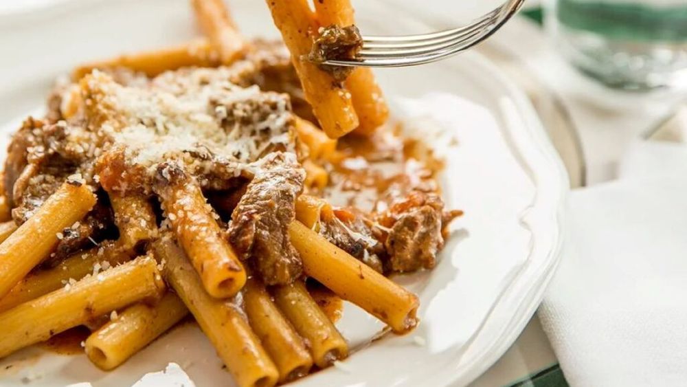 O idee de cină care umple casa de arome apetisante, și pregătești de fapt mai multe mese. Paste alla genovese, cu sos de carne fără roșii, rețetă tradițională napoletană plină de legende. Carnea merge apoi și în sandvișuri sau salate