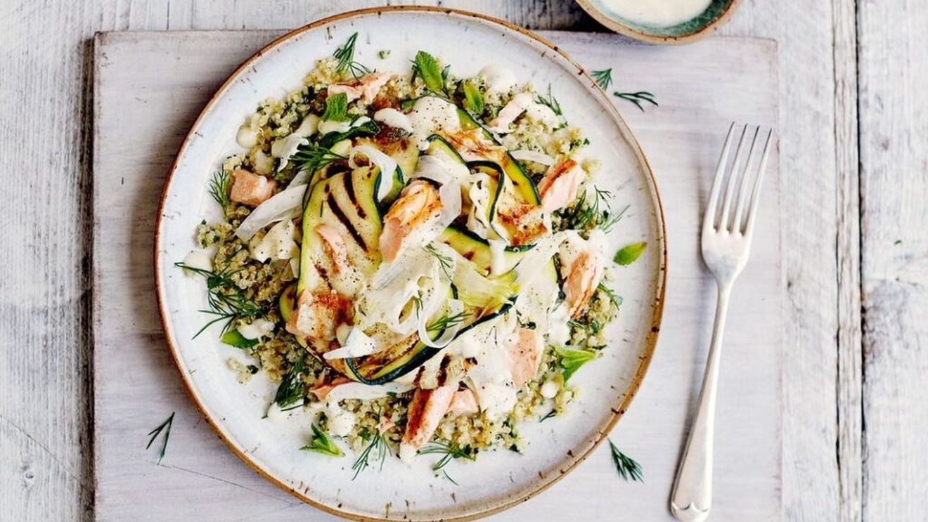 Somon la grătar cu quinoa - rețetă sănătoasă de pește, recomandată de Jamie Oliver, pe care să o încerci la cina de Florii