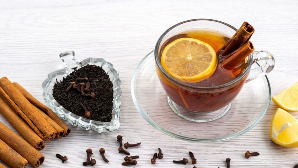 Ce se întâmplă dacă bei apă cu cuișoare timp de 10 zile. Explicațiile unui nutriționist / „Stimulează enzimele care ajută la descompunerea alimentelor. Plămânii încep să se curețe datorită eugenolului”