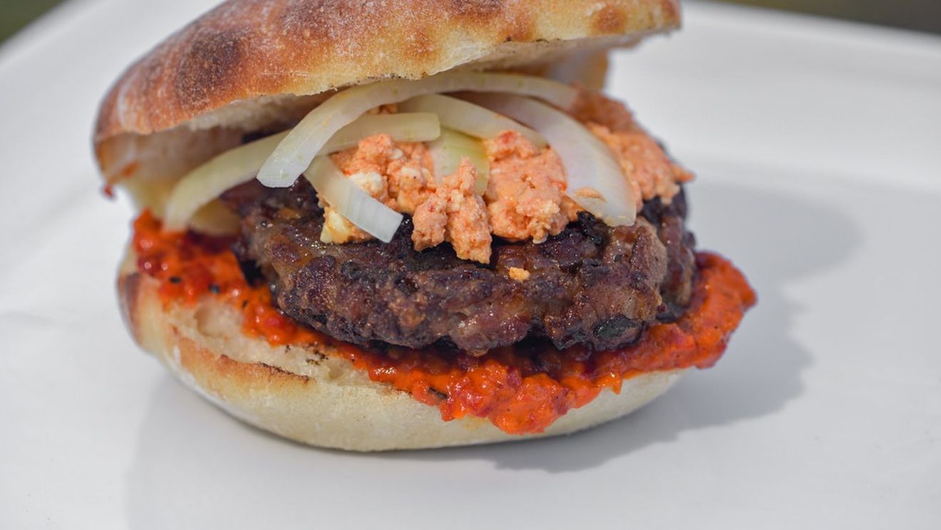 VIDEO: Pleșcavița, „hamburgerul sârbesc”, are succes și în România, mai ales în localităţile din Banat. De altfel, există deja un brand cunoscut, numit Pleşcaviţa bănăţeană