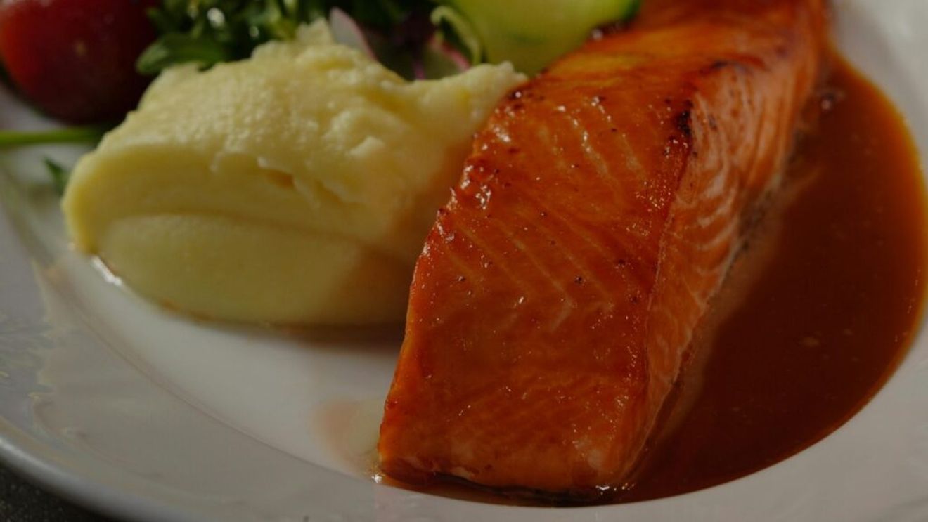 Somon cu piure de mazăre și lămâie, o idee de prânz delicios și sănătos/ Sursă de proteine, somonul menține o rată metabolică sănătoasă și o densitate osoasă optimă