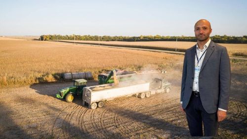 Răzvan Avram, fermier din Vrancea: „Ce ne-au învățat acești ani de secetă a fost să schimbăm tehnologia de lucrări și practicile din fermă pentru a putea supraviețui” / „O cooperativă este o umbrelă pentru fermieri. Ne protejează de turbulențele din piață”