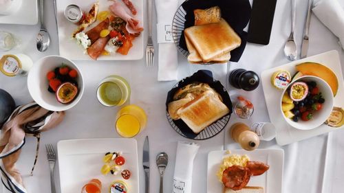 Ce mâncăm la micul dejun, ca să nu ne îngrășăm?/ Cercetătorii au elucidat misterul pentru care organismul femeilor arde mai bine grăsimile, iar al bărbaților carbohidrații