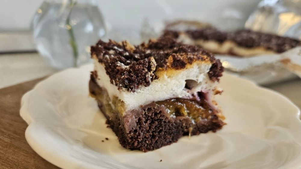 Desert de weekend: Prăjitură cu prune și glazură fină / Ai crede că se prepară greu, dar, de fapt, e super-simplă