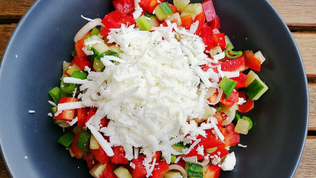 Ce conține, de fapt, salata bulgărească? În România are ou și șuncă, dar rețeta originală e cu totul alta / Cum a fost creată în anii ’50 pentru turiști