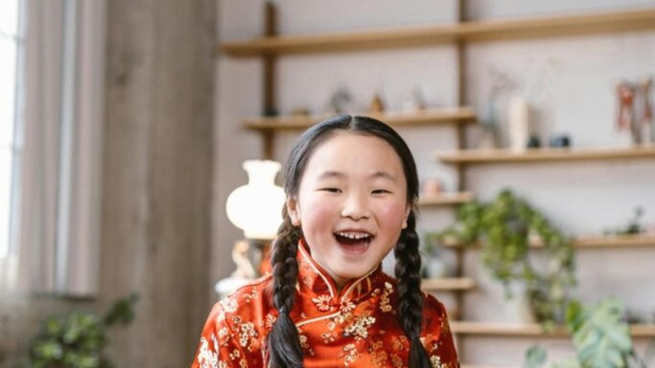 Mese în familie, focuri de artificii şi urări de prosperitate: sute de milioane de persoane din Asia sărbătoresc, pe 29 februarie, Anul Nou Chinezesc şi trecerea în Anul Şarpelui/ În prima zi a anului, în temple se depun ofrande: fructe, dulciuri și nuci