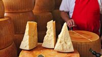 Parmezanul, noua „victimă” a caniculei. Seceta scumpește alimentele