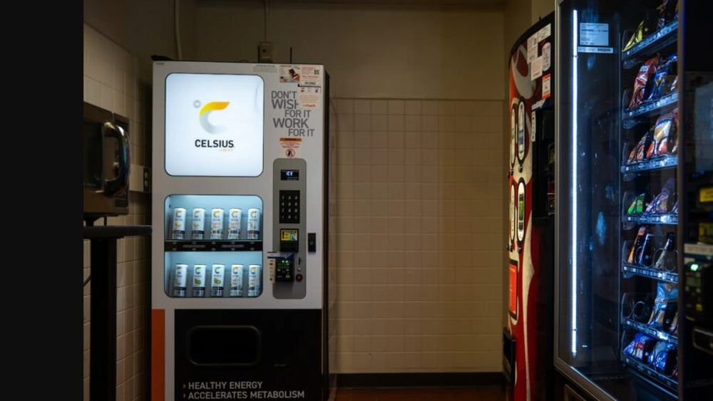 VIDEO: Celsius, băutura energizantă de care au ajuns dependenți politicienii americani / Automatele din subsolul Capitoliului se golesc în câteva ore/ „Odată ce ai băut-o, nu mai există cale de întoarcere la cafea”