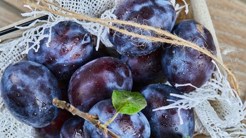 Prunele, crude sau uscate, combat constipația și pot susține sănătatea generală / Fructele bogate în fibre și antioxidanți pot reduce riscul unor boli cronice