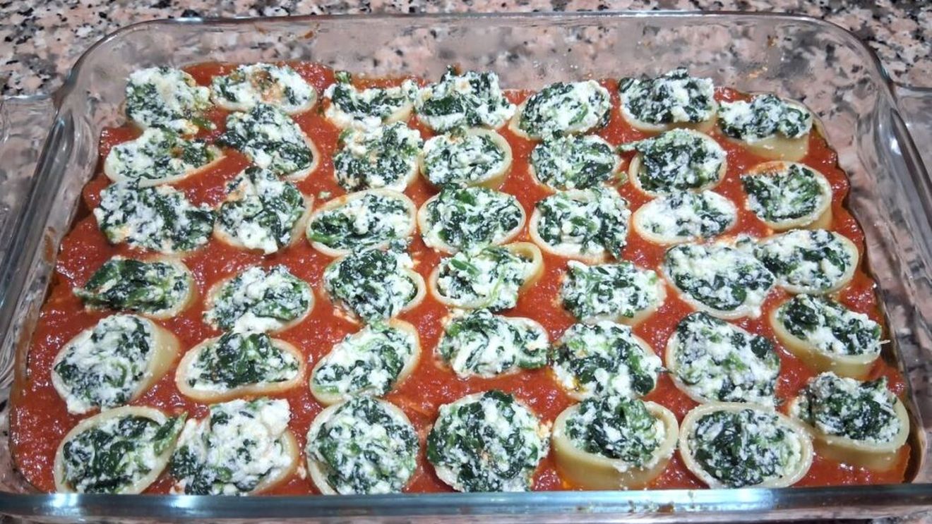 Pastele de vineri seara. O rețetă de paste la cuptor fără carne, ideală după excesele de Crăciun, alternativă rapidă la lasagna. Paccheri cu ricotta și spanac în sos de roșii, gratinate la cuptor