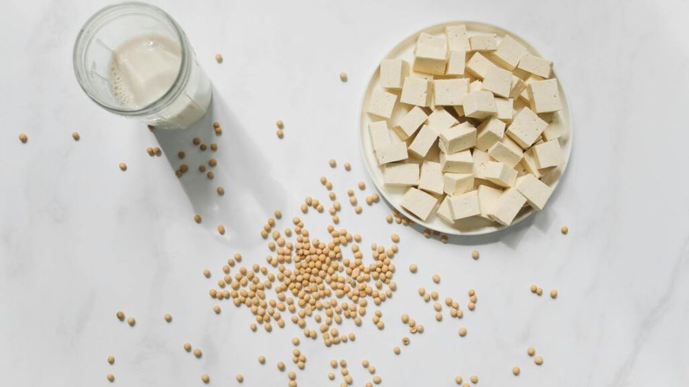 Vrei să-ți reduci nivelul colesterolului „rău” și să fii ferit de boli cardiovasculare?/ Ai grijă să incluzi în meniul tău tofu, laptele de soia, burgerii vegetali și alte alimente ce conțin proteine din soia