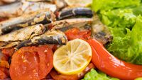 Sardine la cuptor cu roșii și frunze de viță de vie. Rețeta mediteraneană care transformă un pește obișnuit într-un preparat spectaculos