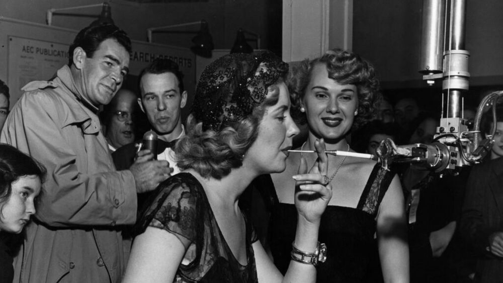 Revelionul la români, de la Casa Regală la căminul cultural. Când a început moda petrecerilor la restaurante / Ce se mânca în perioada interbelică la petrecerea dintre ani: „Porcării tradiționale”, precum cârnați trandafir, caltaboși, tobă, sângerete, dar și „ouă tăiete felii, șunculiță afumată, frunzulițe de pastramă de ied, măsline lungărețe și tari zăcute în untdelemn, sardele la cutie”, icre negre sau roșii