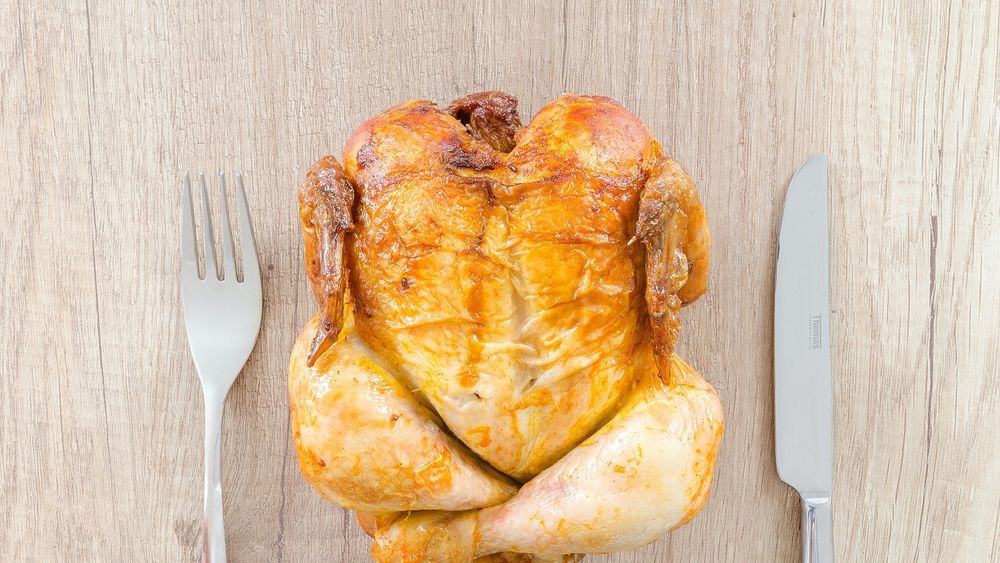 Atenție la puii îngălbeniți pentru a părea mai buni! „Unii dintre pui sunt vopsiţi prin hrănire, pentru ca vopseaua să pătrundă în ţesut şi să nu poată fi spălată” - Președintele Protecției Consumatorilor / Horia Constantinescu a revenit asupra declarației 