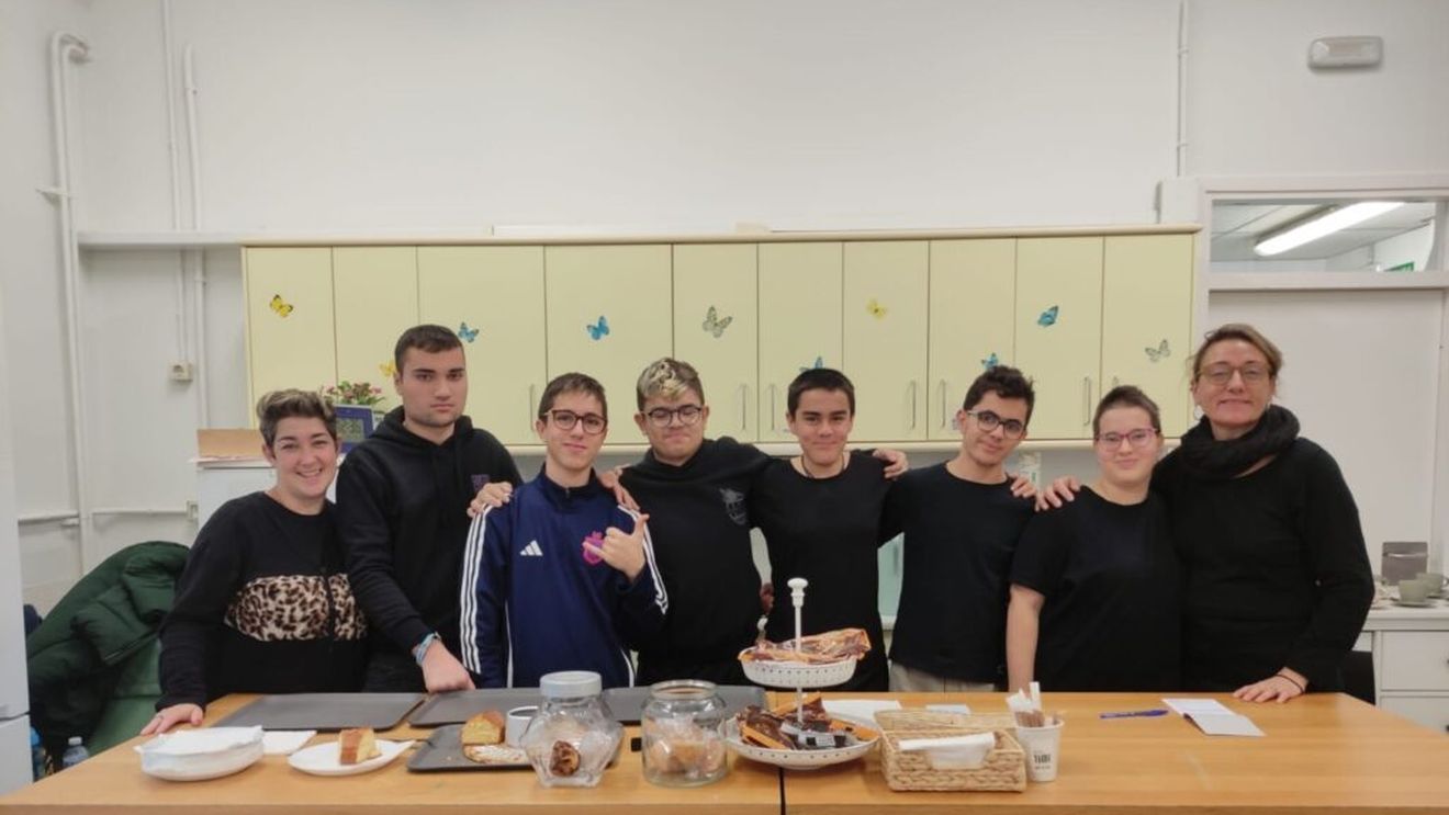 VIDEO Cafeneaua de lângă Barcelona unde lucrează adolescenți cu dizabilități/ Învață să fie chelneri, casieri și să pregătească mâncarea/ Cafeneaua funcționează în cadrul unei școli pentru copii cu nevoi speciale
