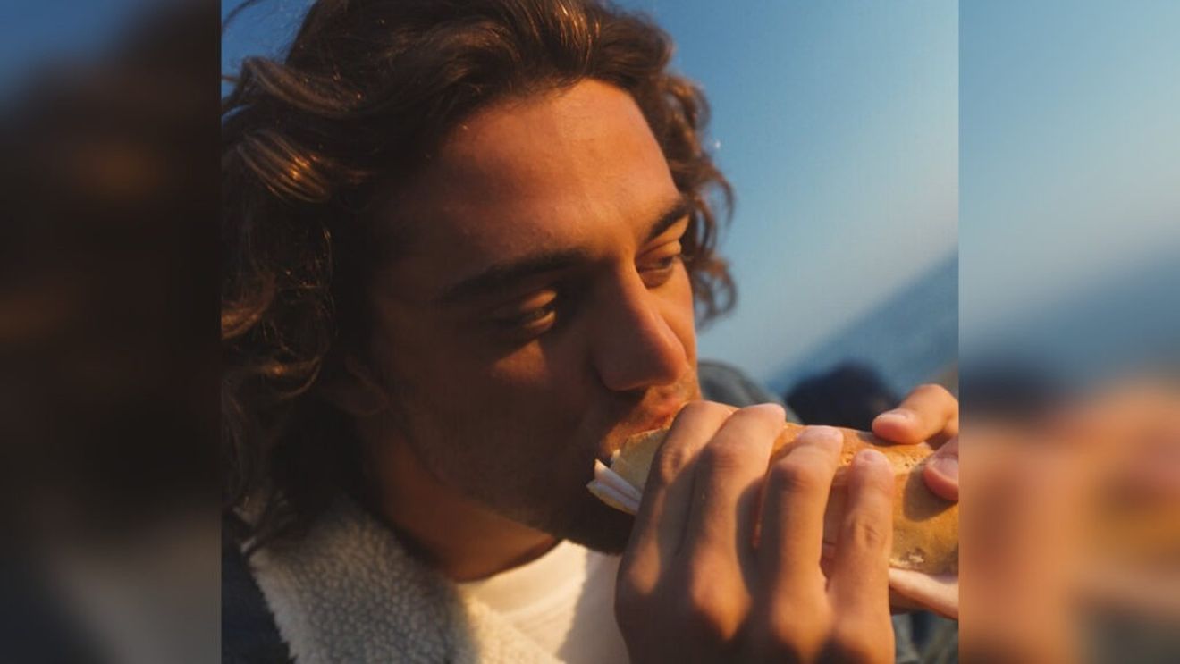 Paris 2024. Înotătorul Thomas Ceccon, campion olimpic la 100 metri spate, despre satul olimpic: „Nu există aer condiţionat, este foarte cald şi mâncarea este proastă”