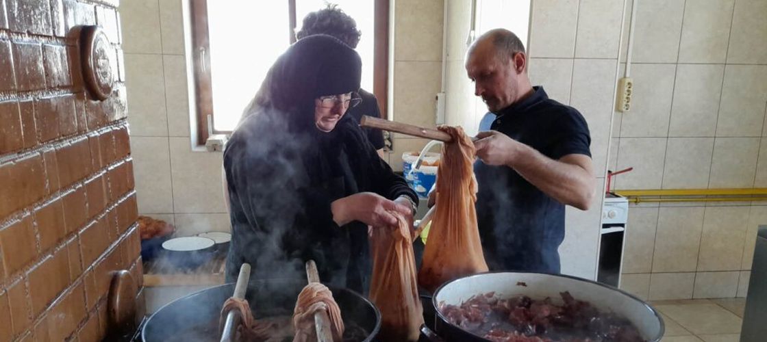 FOTO-VIDEO | Tradiție la Mănăstirea Timișeni / Peste 1.000 de ouă din gospodăria proprie sunt vopsite eco, folosind coji de ceapă roșie și albă