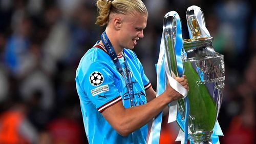 Atacantul echipei Manchester City, Erling Haaland, pune sirop de arţar în cafea, stă în faţa unui aparat cu lumină roşie pentru a absorbi vitamina D şi este priceput în a găti la grătar fripturi perfecte