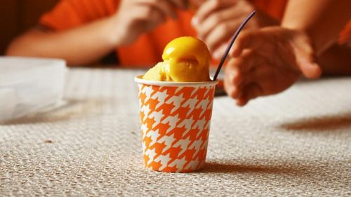 VIDEO | Înghețată de piersici, cu doar trei ingrediente / O poți prepara ușor și rapid acasă 