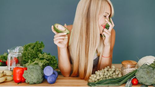 Vrei să ai un păr mai sănătos? Iată ce ar trebui să mănânci / Aceste șapte alimente te pot ajuta să ai păr mai des și mai sănătos, spun nutriționiștii / Nucile și peștele gras sunt printre cele mai bune