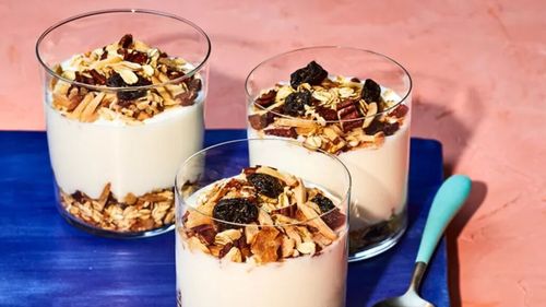 Cupe de iaurt cu muesli prăjit, nuci pecan și fructe uscate/Un mic dejun ce nu poate fi refuzat