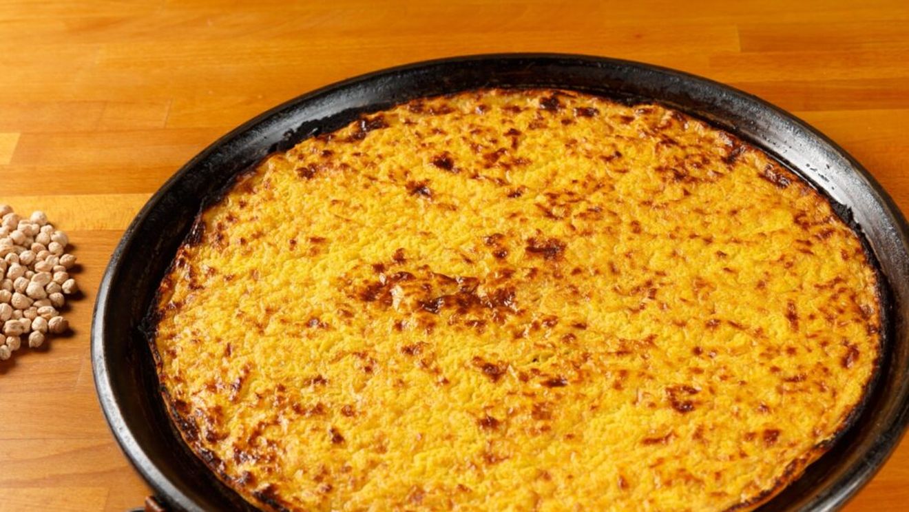 Rețetă supersimplă: Galbenă ca o mămăligă dar mai gustoasă, o tartă-omletă vegană și fără gluten. La farinata ligure, poate înlocui și pâinea