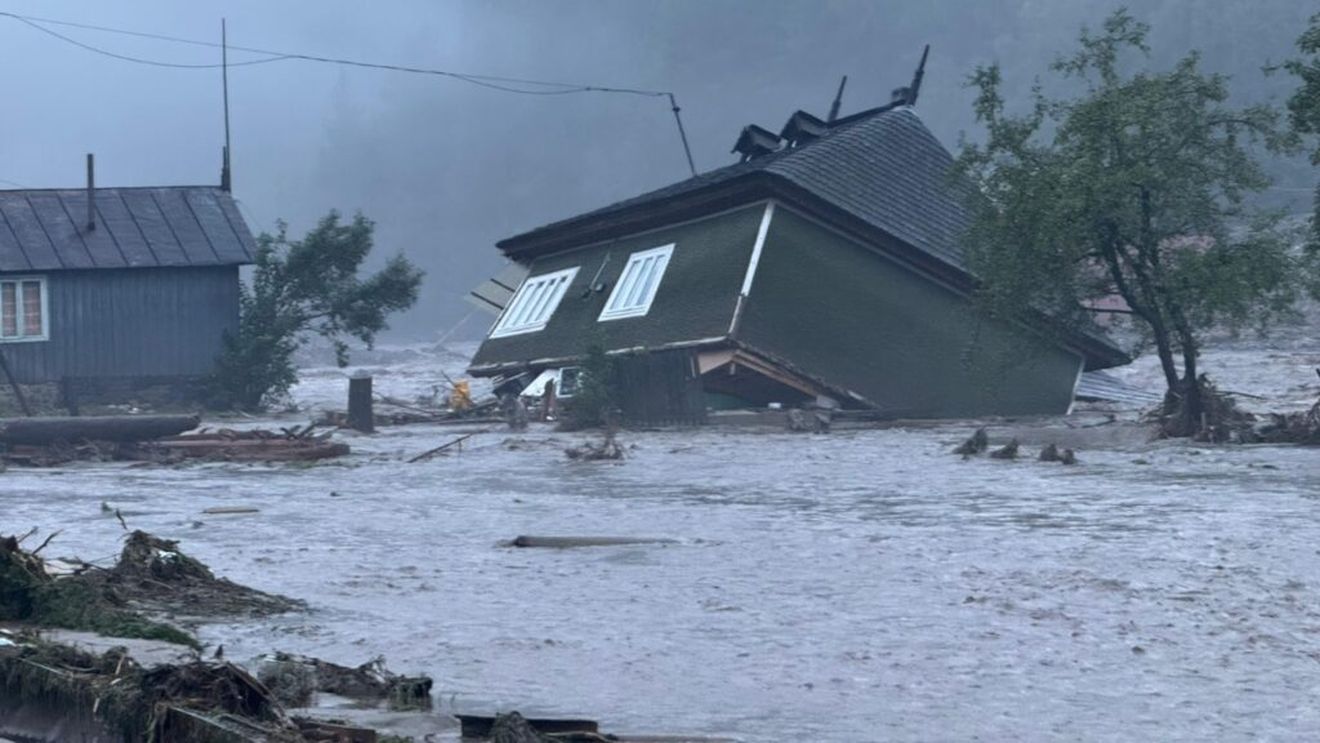 Prefectura Suceava solicită ajutor pentru oamenii afectaţi de inundaţii: Este nevoie de alimente neperisabile şi apă potabilă, îmbrăcăminte, pături, dar şi de lopeţi, generatoare, saci de nisip şi combustibil / Solicitare de voluntari care pot ajuta