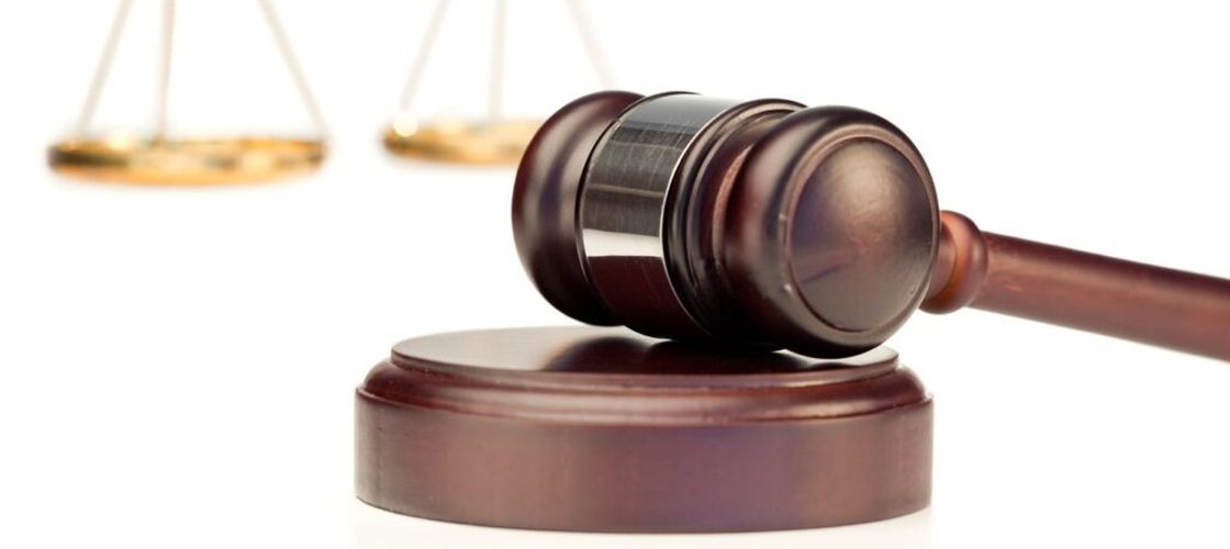 Miere, scrumbie, pălincă şi miel pentru drob, pe lista „atențiilor” pe care le primea unul dintre cei doi procurori din Constanța arestați pentru 60 de zile