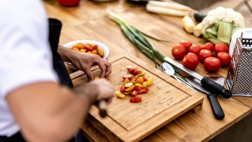 Program de formare profesională în specializarea ajutor de bucătar/ Cursuri ANOFM pentru 70 de persoane