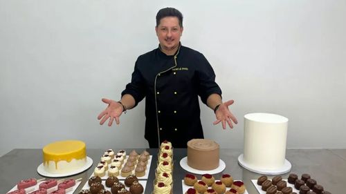 Poveste cu lacrimi și zâmbete. Un tată din Sibiu împlinește visul soției. Împreună cu cei doi copii prepară prăjituri după caietul de rețete al femeii