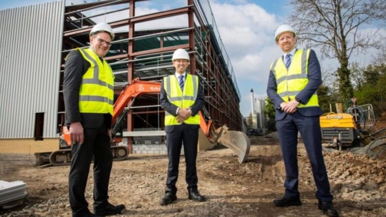 O cooperativă nord-irlandeză din domeniul lactatelor investește 70 de milioane de lire sterline, în producția de brânză Cheddar / Dale Farm susține că va ajunge ”un lider pe piața europeană”