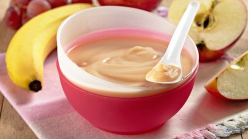 Ce se întâmplă când încălzești mâncarea pentru bebeluși, ambalată în plastic, la microunde/Milioane de particule de polimer ajung în mâncarea celui mic/Efectele asupra sănătății pot fi grave