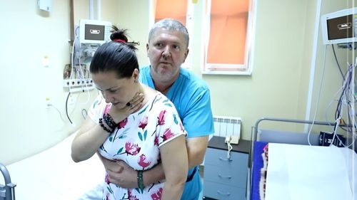 Un bărbat a murit în Suceava, înecat cu un cârnat, în fața unui magazin alimentar / VIDEO: Ce poți face când te îneci cu mâncare și ești singur