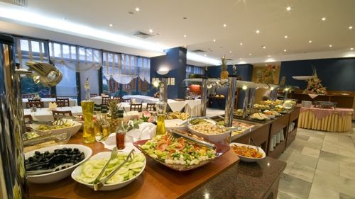 O notă veche dintr-un hotel elvețian, care cerea doar indienilor să nu ia mâncare din bufet, stârnește indignare / Controversa a reînviat o întrebare mai amplă despre modul în care sunt tratați turiștii din Asia de Sud în Europa