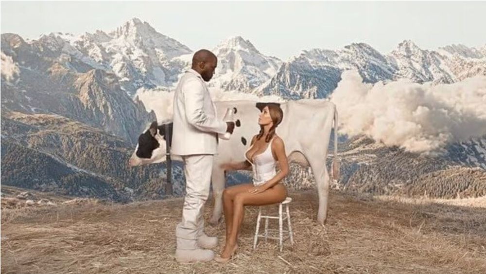 Un nou clip bizar al lui Kanye West. Bianca Censori, îmbrăcată doar în lenjerie intimă, mulge o vacă, iar rapperul toarnă laptele pe soția sa, filmările fiind la limita pornografiei