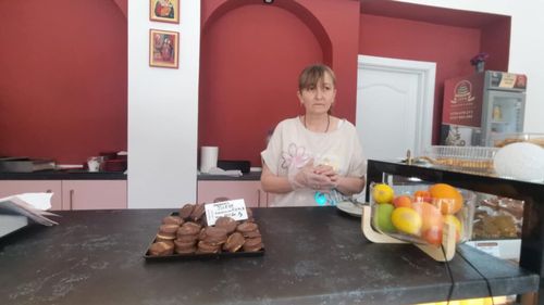 VIDEO | Letiția, de la asistent social la cofetar cu laborator propriu realizat din fonduri UE: „Am crezut că e imposibil, dar am reușit” / Punctul forte: un ishler cu o rețetă moștenită din Imperiul Austro-Ungar, veche de peste un secol 