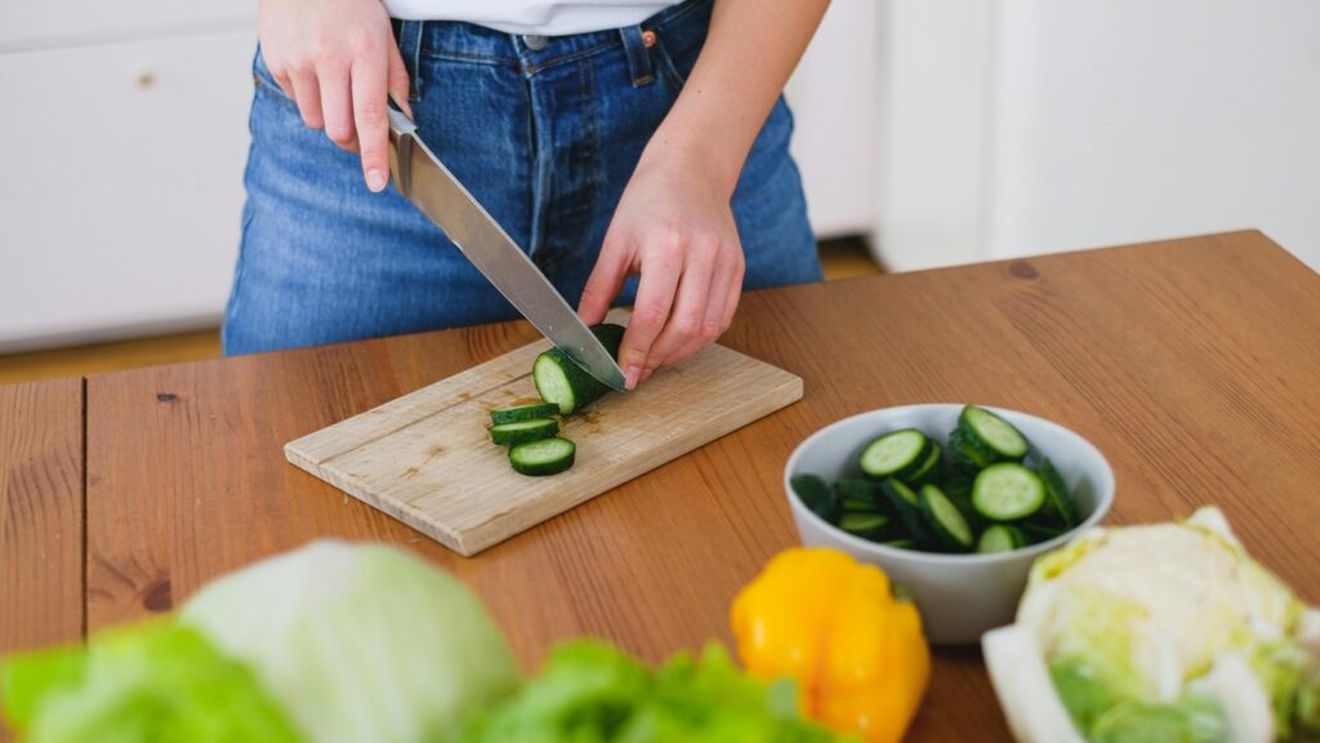 Salată de castraveți: 5 idei răcoritoare pentru vară / Cu un conținut ridicat de apă și o textură crocantă, sunt baza perfectă pentru rețete simple și delicioase